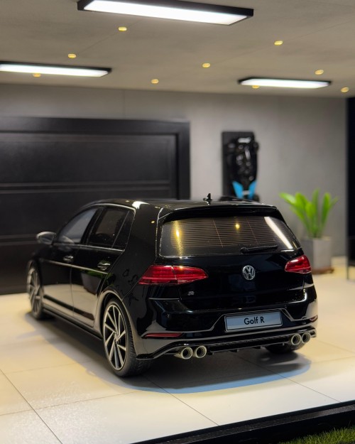 Volkswagen Golf VII R 2017 1:18 OttO 